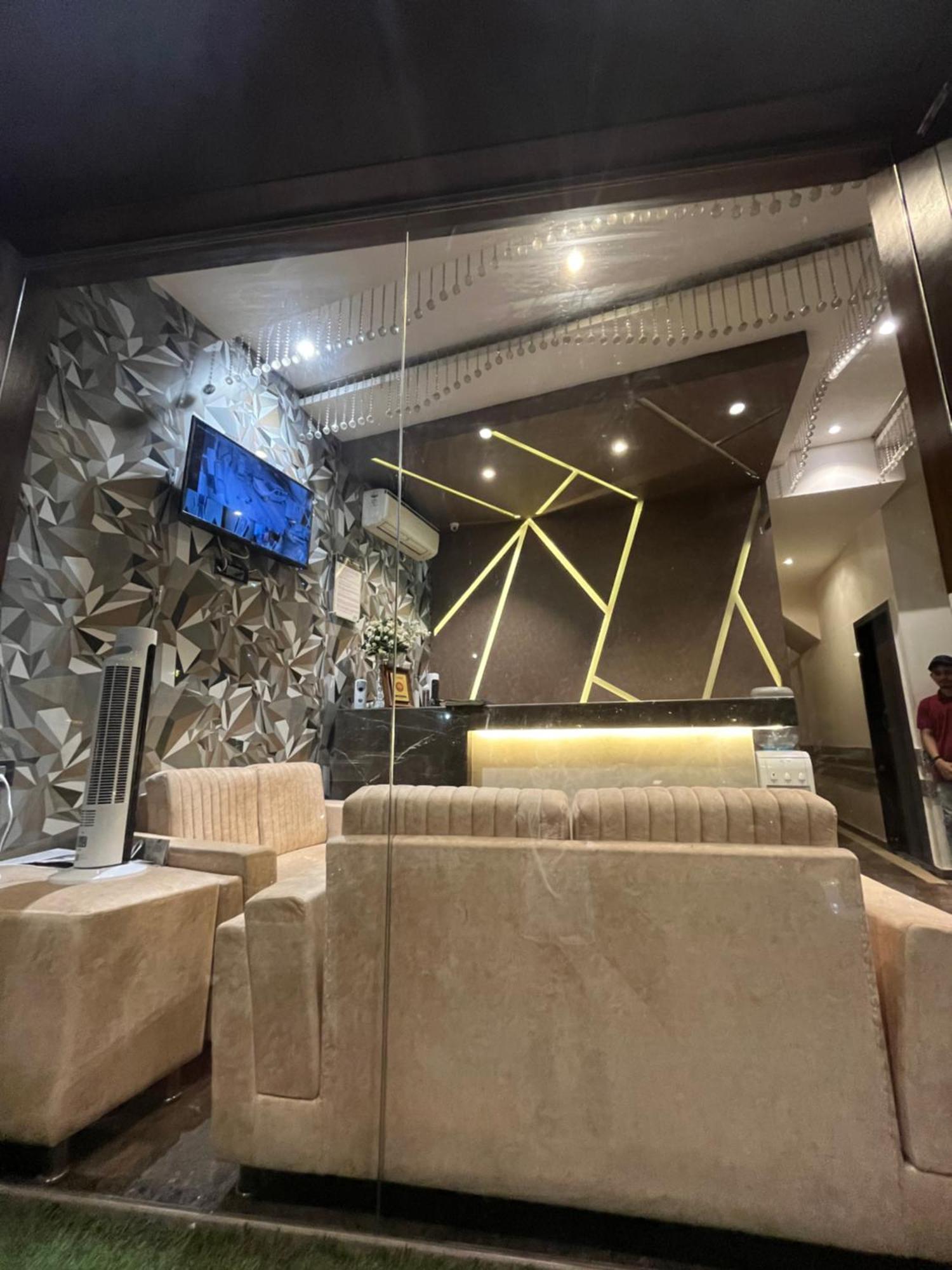 Hotel Meriton Mumbai International Airport T-2 Bagian luar foto
