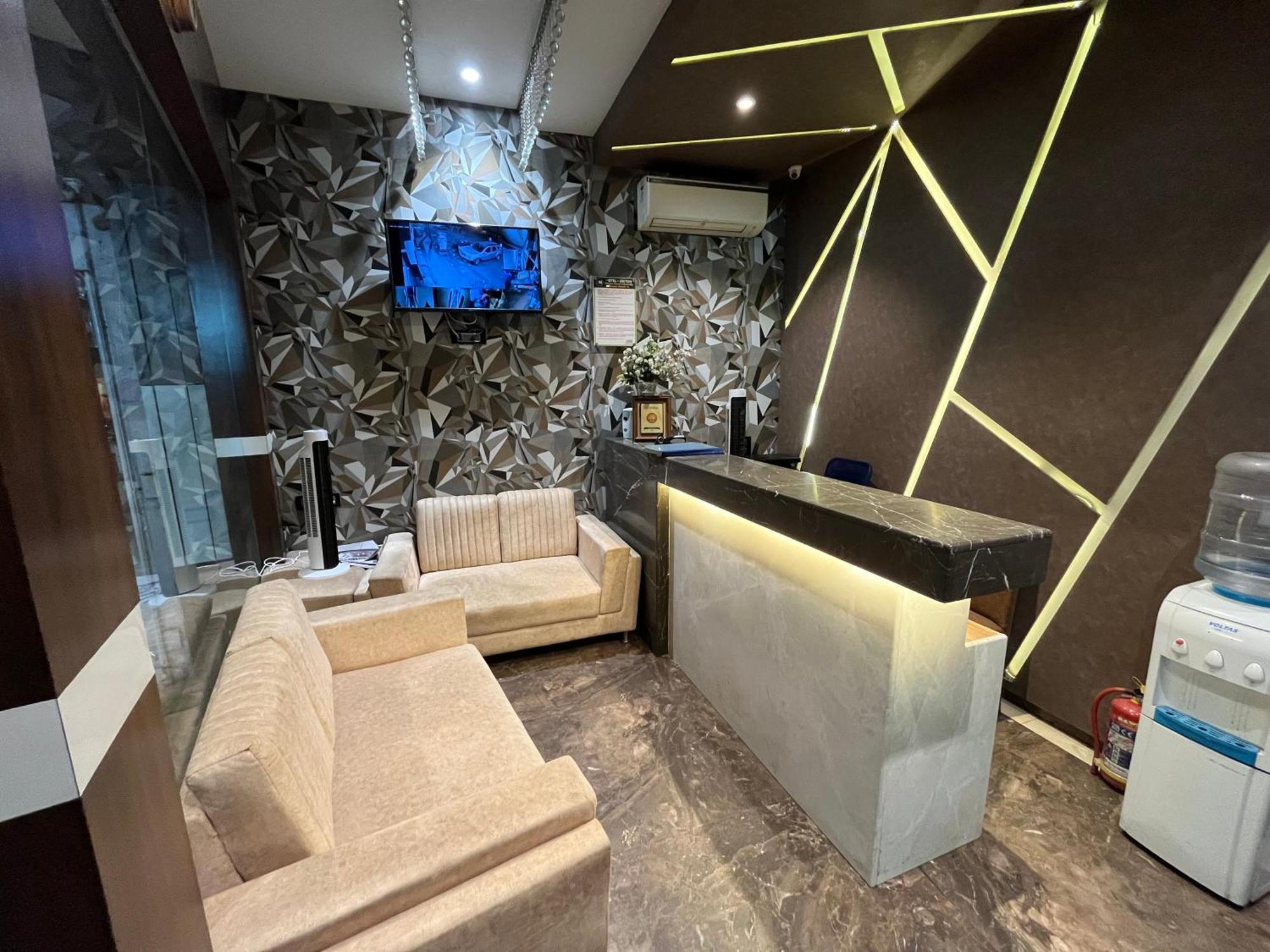 Hotel Meriton Mumbai International Airport T-2 Bagian luar foto