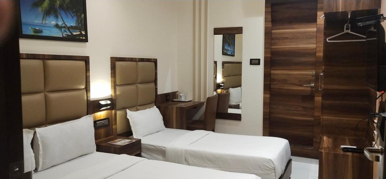 Hotel Meriton Mumbai International Airport T-2 Bagian luar foto