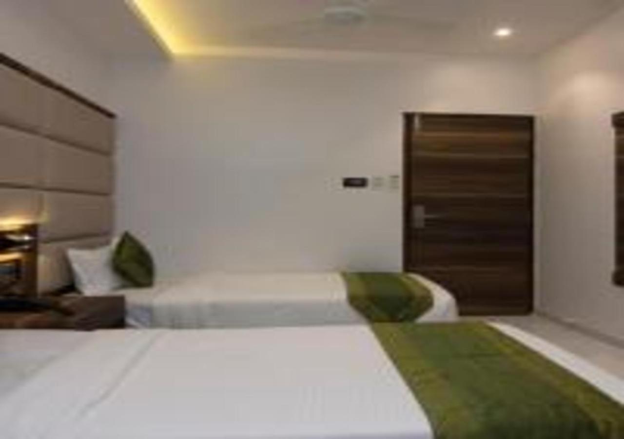 Hotel Meriton Mumbai International Airport T-2 Bagian luar foto