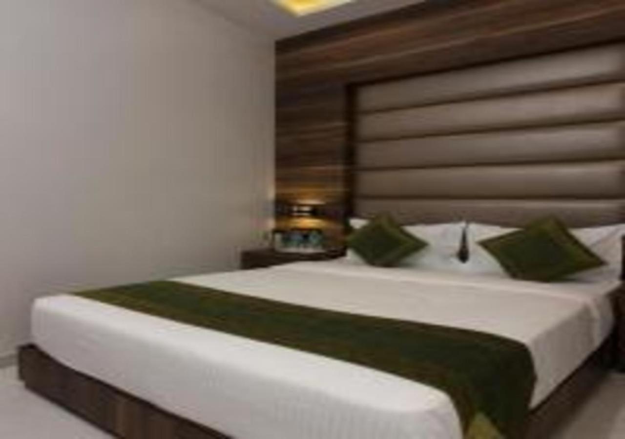 Hotel Meriton Mumbai International Airport T-2 Bagian luar foto