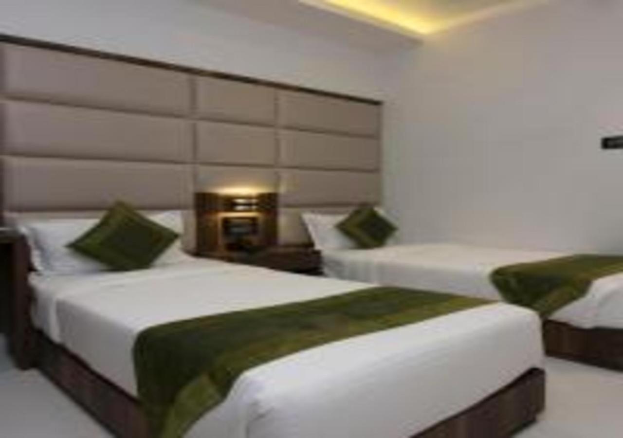 Hotel Meriton Mumbai International Airport T-2 Bagian luar foto