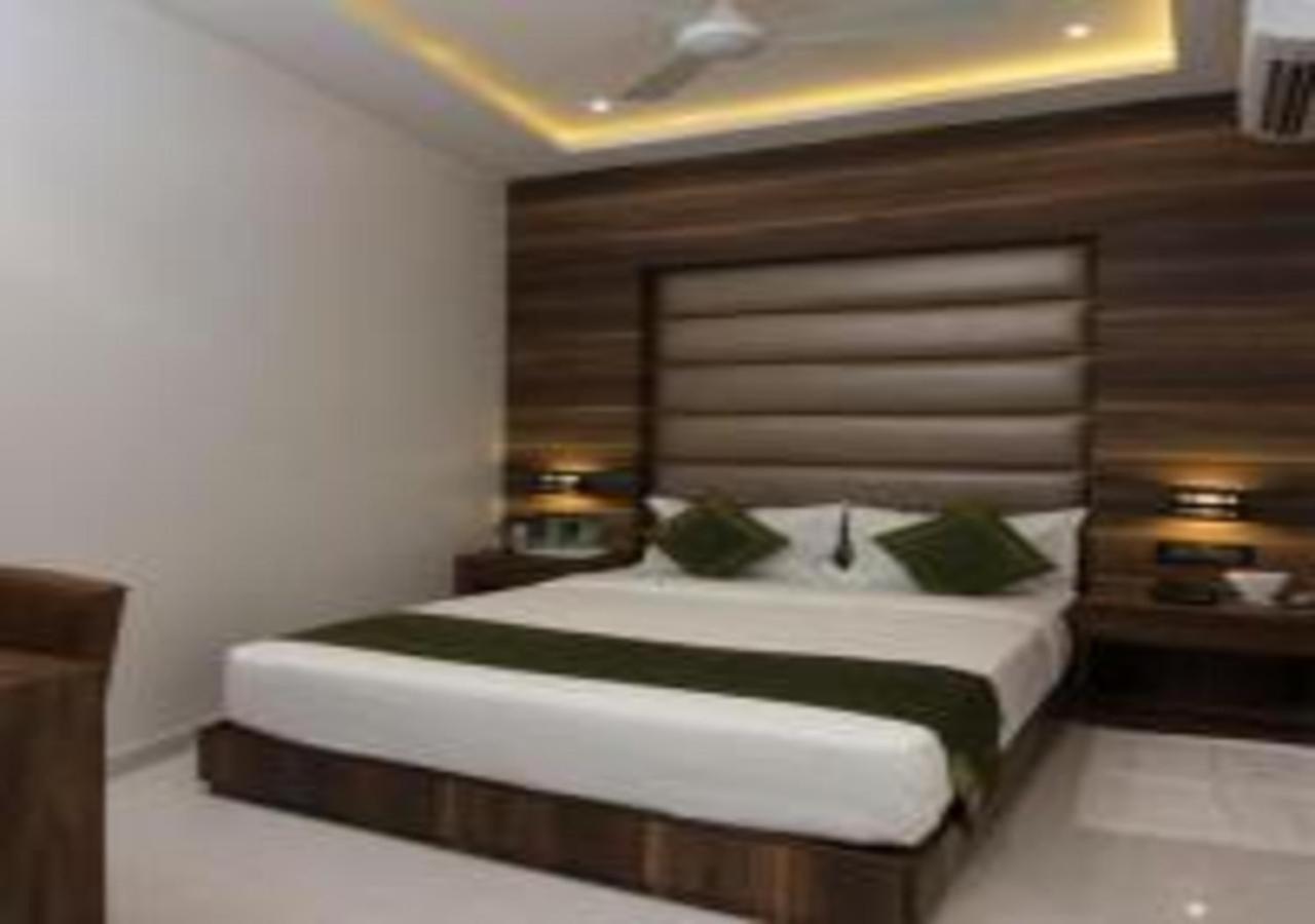 Hotel Meriton Mumbai International Airport T-2 Bagian luar foto
