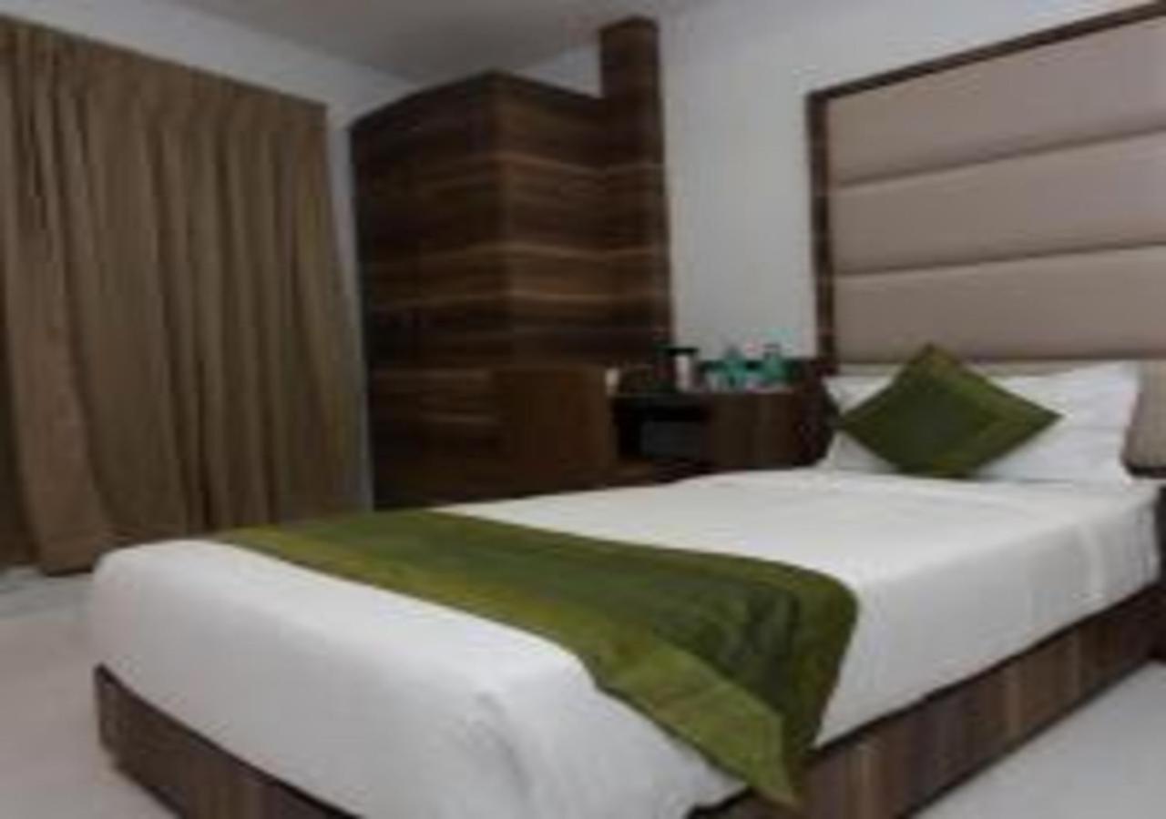 Hotel Meriton Mumbai International Airport T-2 Bagian luar foto