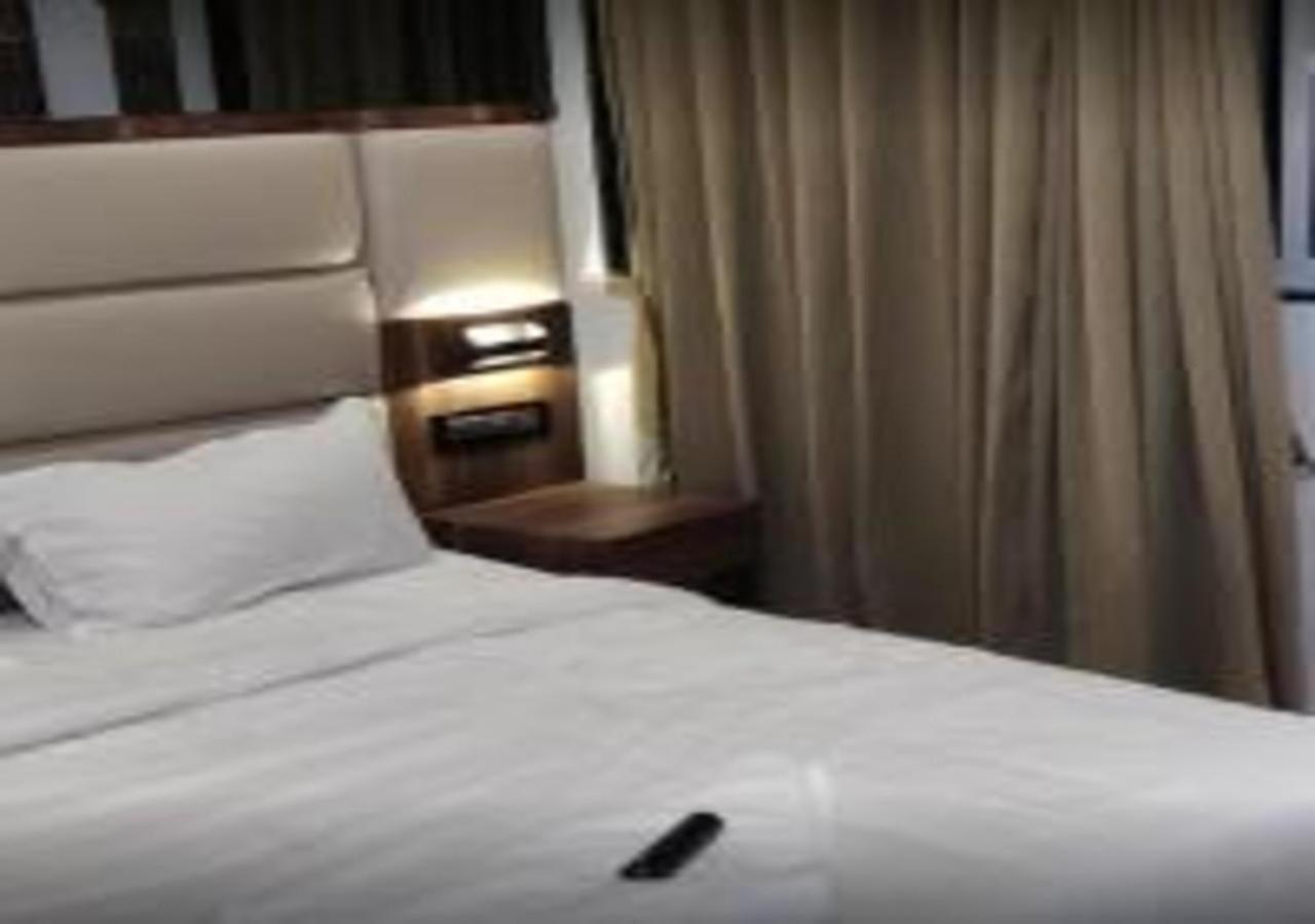 Hotel Meriton Mumbai International Airport T-2 Bagian luar foto