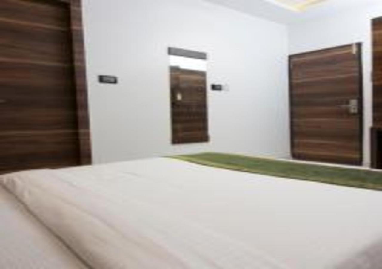 Hotel Meriton Mumbai International Airport T-2 Bagian luar foto